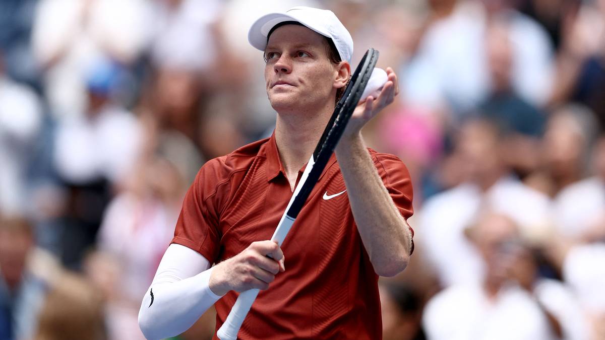 Jannik Sinner, tenisista, z rakietą i piłką tenisową w dłoni, podczas meczu.