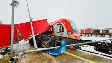 Zderzenie ciężarówki z pociągiem na Pomorzu. Kierowca wyskoczył z kabiny