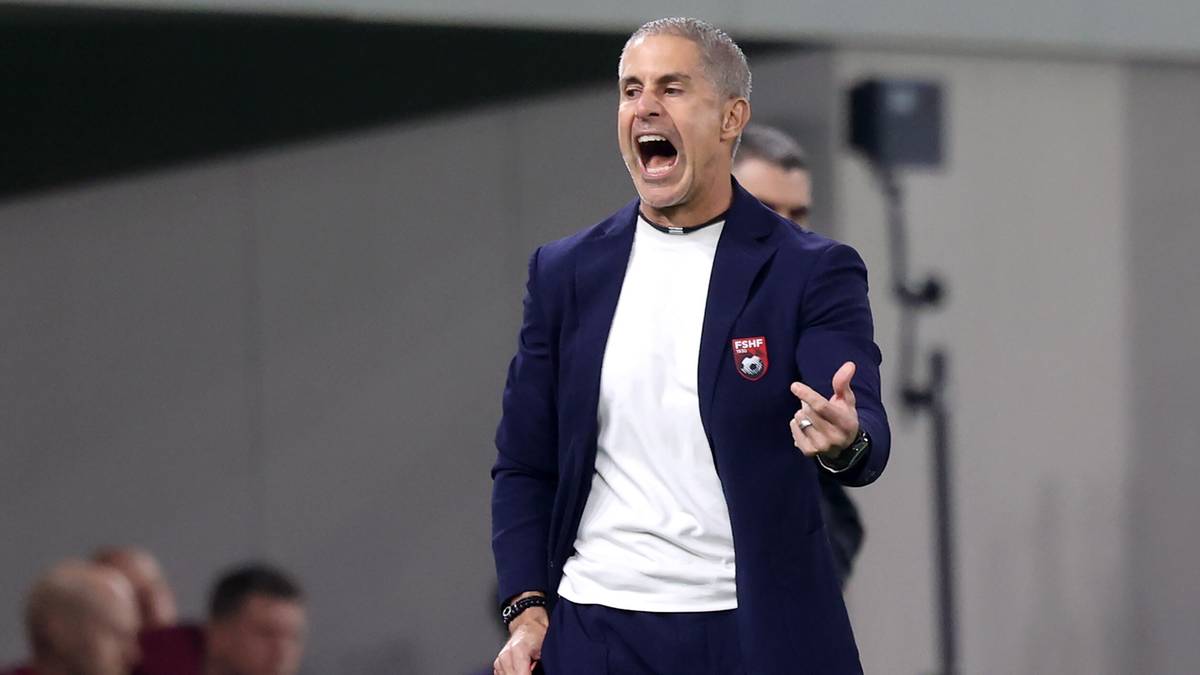 Sylvinho, trener reprezentacji Albanii, krzyczy podczas meczu piłki nożnej.