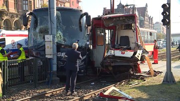 Zderzenie tramwaju z autobusem w centrum Gdańska. Kilkanaście osób poszkodowanych [WIDEO]