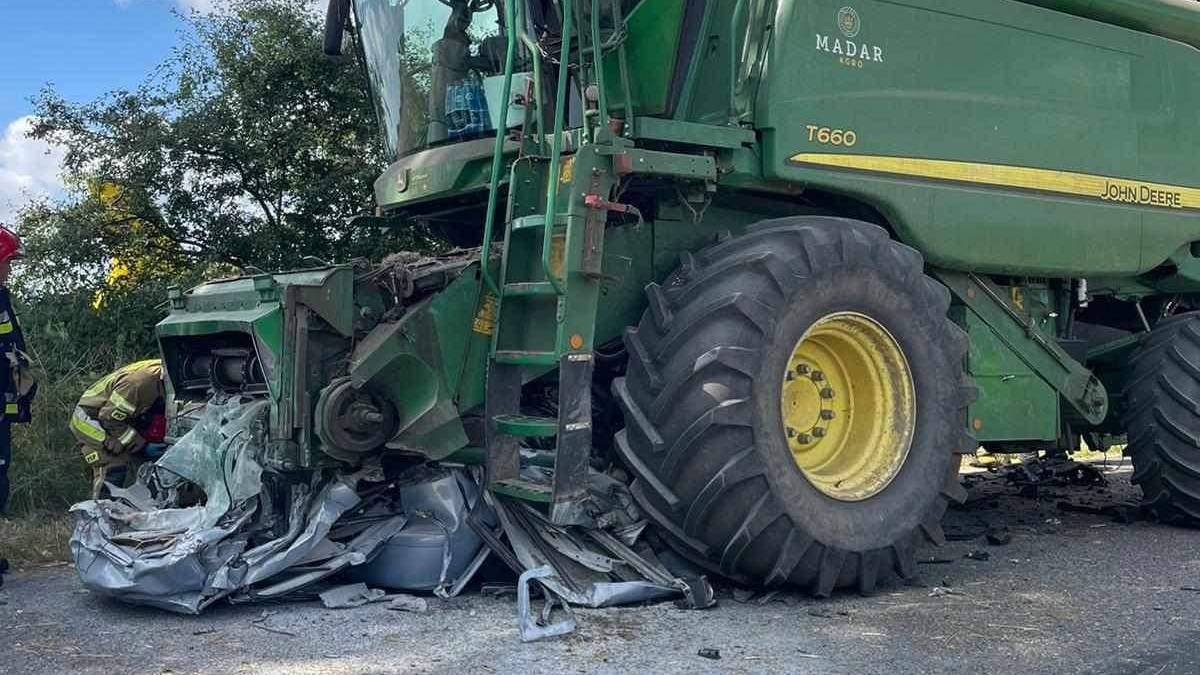 Zderzenie kombajnu i osobówki w Barnisławiu. "Wygląda to bardzo źle"