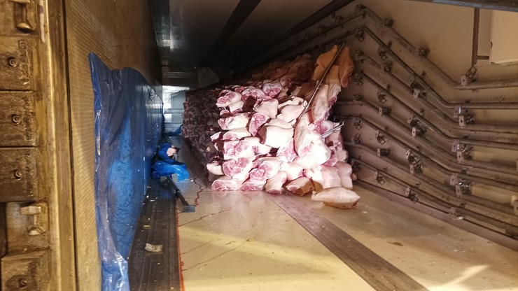 Ładunek mięsa wymaga asysty służb sanitarnych podczas przeładunku.