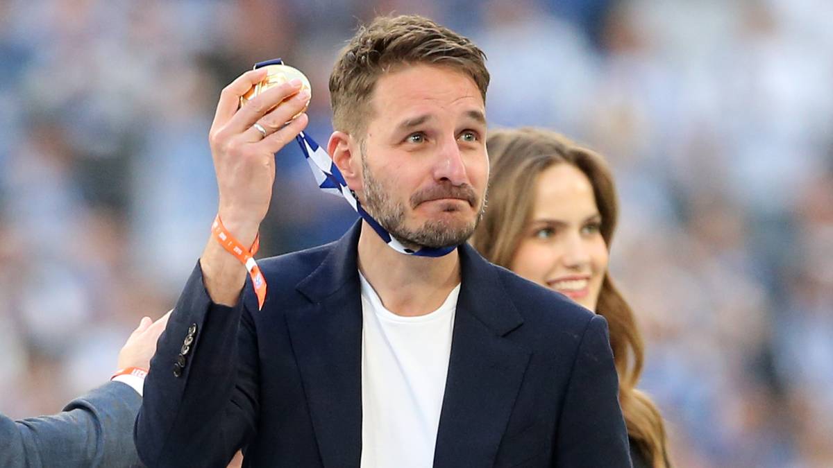 Piotr Rutkowski, właściciel i prezes Lecha Poznań, z rodziną i wsp&oacute;łpracownikami na stadionie.