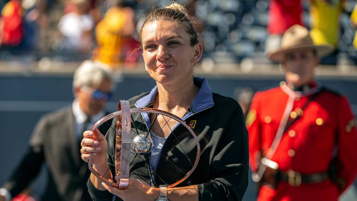 Simona Halep z pucharem na ceremonii wręczenia nagr&oacute;d.