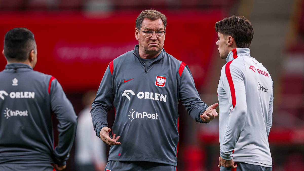 Trener reprezentacji Polski Jan Urban rozmawia z zawodnikami.