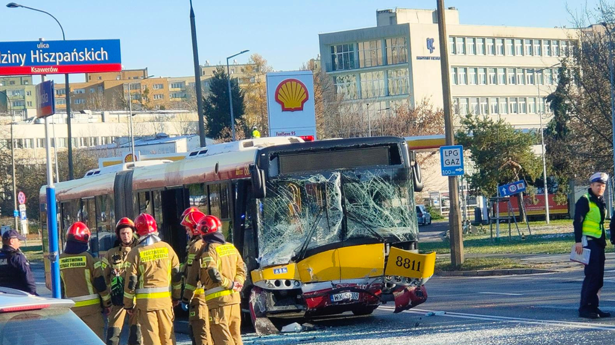 Zderzenie autobusu MZA z autem osobowym w Warszawie. Są ranni