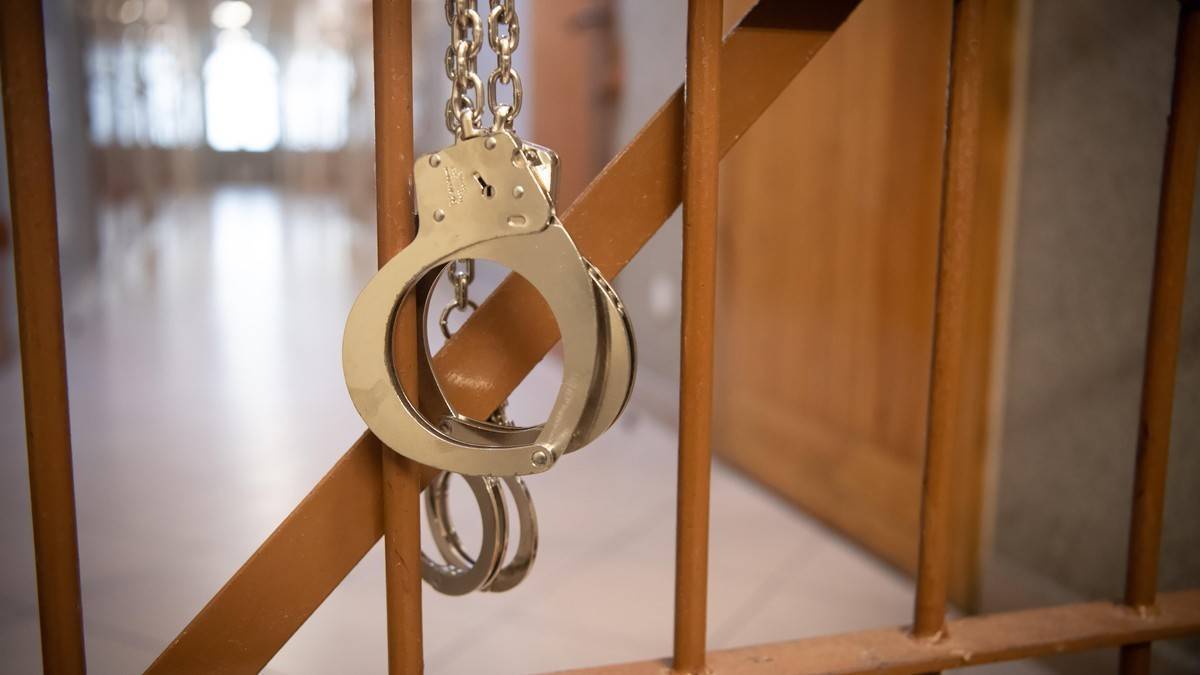 Złote kajdanki wiszące na metalowych prętach w korytarzu.