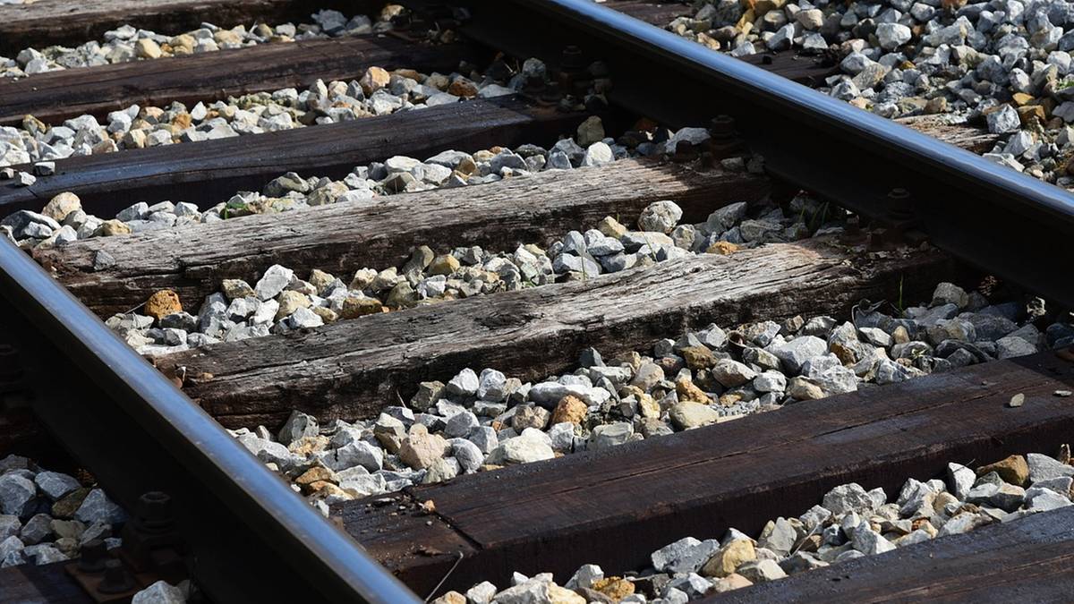 Uszkodzony fragment torów w woj. opolskim. Służby pracują na miejscu, wykonano wstępne oględziny