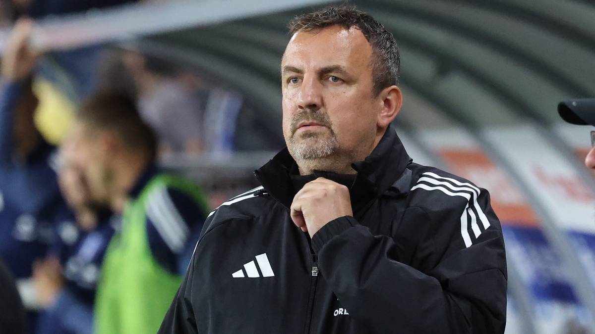 Trener Mariusz Misiura w kurtce sportowej