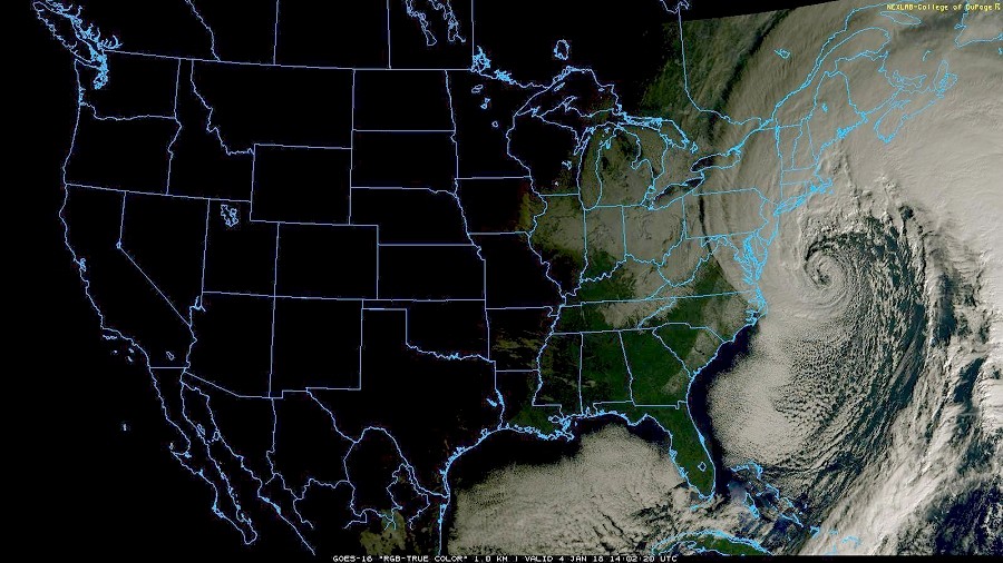 Zdjęcie satelitarne głębokiego niżu nad wschodnim wybrzeżem USA. Fot. NOAA / GOES-16.