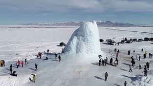25.02.2021 05:56 Niesamowity lodowy wulkan powstał w Kazachstanie. Ludzie zjeżdżają się, aby go zobaczyć [FILM]