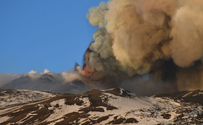 Widowiskowy wybuch Etny. Z krateru wypływają ogromne ilości lawy