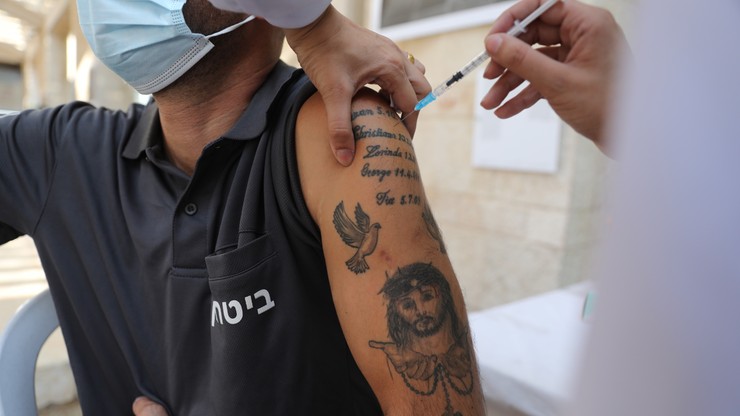 Izrael. Trzecia dawka szczepionki dla wszystkich od 12. roku życia