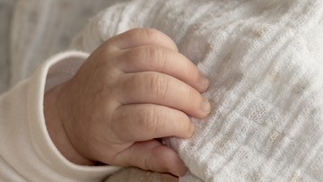 Kilkudniowy chłopiec znaleziony w oknie życia