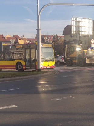 Kierowca autobusu we Wrocławiu wjechał na chodnik i ścieżkę rowerową