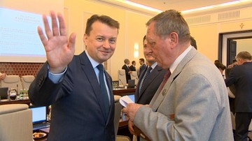 "To jest taka córka leśniczego" - minister Szyszko wręczył kopertę ministrowi Błaszczakowi