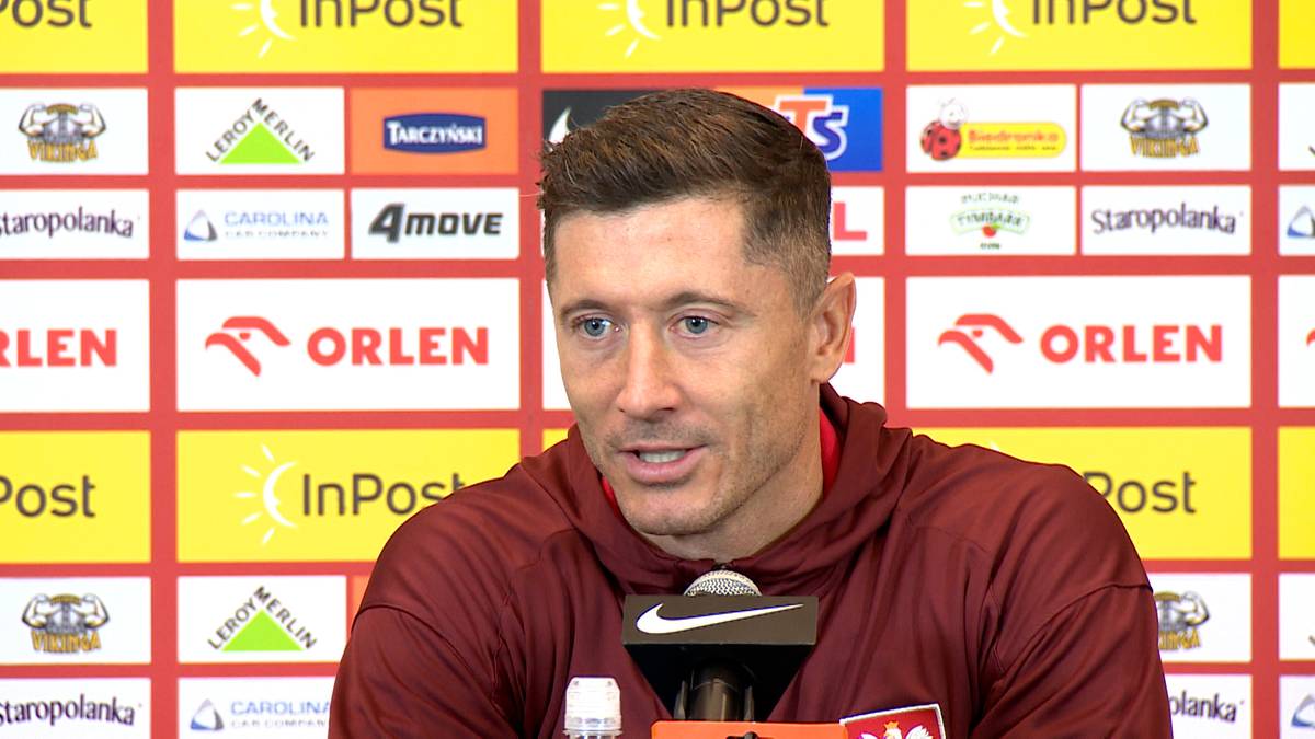 Portret Roberta Lewandowskiego podczas konferencji prasowej, z logotypami sponsorów w tle.