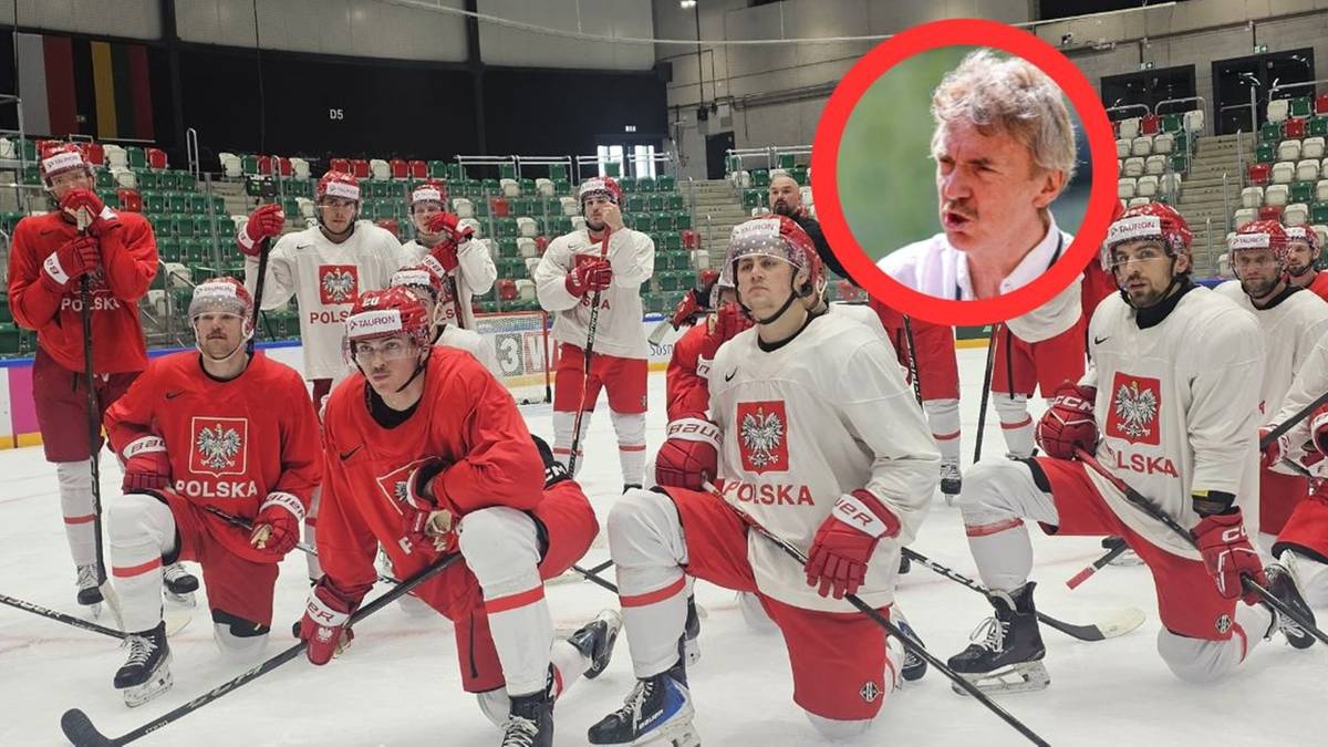 Drużyna hokejowa w czerwono-białych strojach pozuje do zdjęcia na lodowisku.