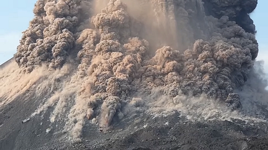 Erupcja wulkanu Krakatau na Indonezji. Fot. YouTube / VolcanoDiscovery.