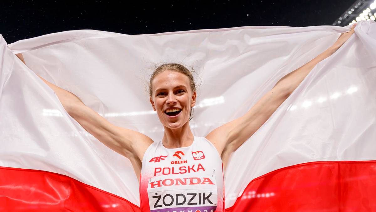 Lekkoatletka Żodzik z dumą prezentuje flagę Polski po zawodach.