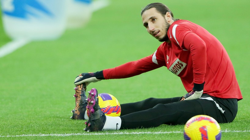 Kamil Grabara wrócił do kadry meczowej po długiej kontuzji. Teraz powalczy o pierwszy skład