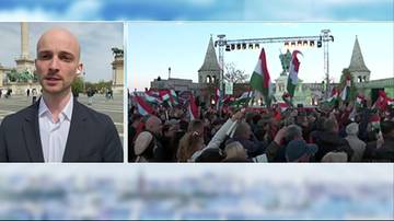 Dwa panele obrazu. Lewy panel: mężczyzna w garniturze m&oacute;wi do kamery na tle placu z pomnikami i budynkami. Prawy panel: duży tłum ludzi trzymających węgierskie flagi na tle sceny z iluminacjami.