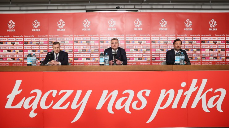 Prezes PZPN Cezary Kulesza (L) i rzecznik prasowy PZPN Jakub Kwiatkowski (P) podczas prezentacji nowego selekcjonera Czesława Michniewicza (C)