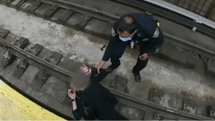 Nowy Jork. Nieprzytomna kobieta spadła na tory metra. Policjanci uratowali jej życie