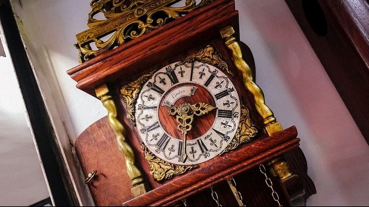 Kupił stary zegar ścienny na pchlim targu. Znalazł w nim 50 tys. marek