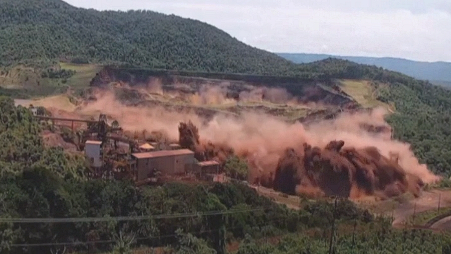 Moment przerwania zapory w kopalni Corrego do Feija w Brazylii. Fot. YouTube / ETVBharat English.