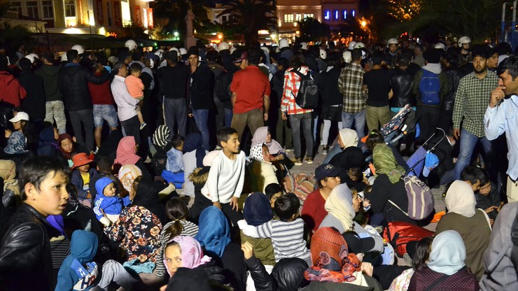 Migranci zaatakowani przez ekstremistów w Grecji. Interweniowała policja