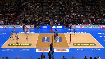 Mecz siatk&oacute;wki pomiędzy Allianz Milano a Itas Trentino. Zawodnicy na boisku, trybuny pełne widz&oacute;w, reklamy sponsor&oacute;w w tle.