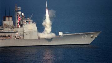 Okręt wojenny wystrzeliwujący pocisk Tomahawk na tle morza.