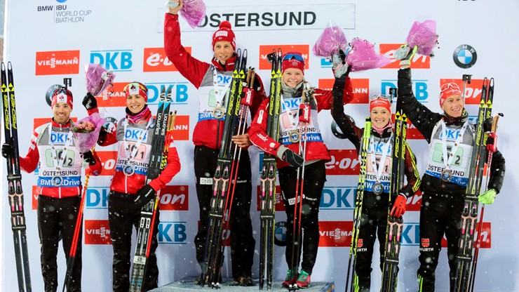 Norweskie sztafety triumfują na inauguracji sezonu biathlonowego. Polacy poza czołówką