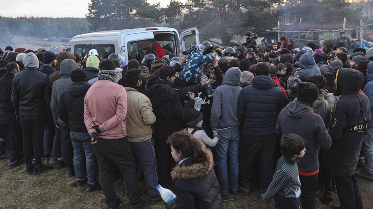 Migranci koczują przy granicy z Polską. Zdjęcia z Białorusi