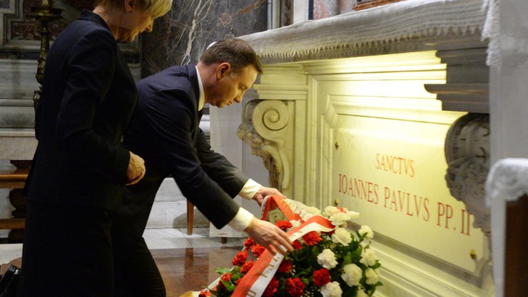 Prezydent Duda i jego małżonka modlili się przy grobie św. Jana Pawła II