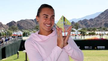 Białoruska tenisistka Aryna Sabalenka trzyma trofeum.