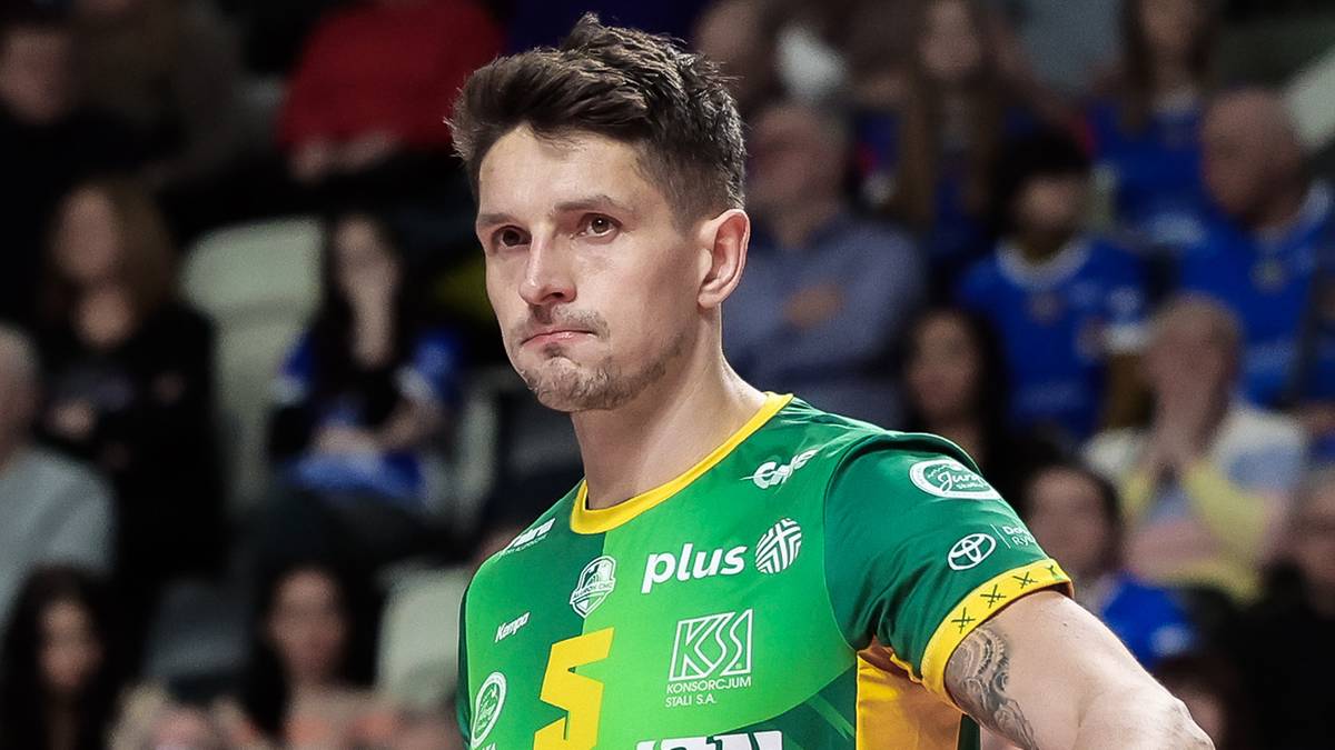 Dwóch siatkarzy Aluron CMC Warty Zawiercie w zielonych strojach z żółtymi wstawkami świętuje zdobyty punkt, trzymając się za ręce.