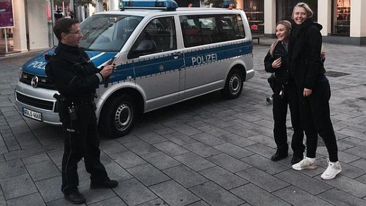 Policjanci zatrzymali Szarapową. Zamiast mandatu - wspólne zdjęcie