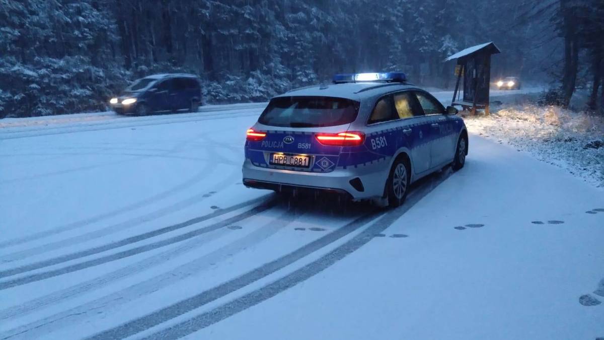 Atak zimy na Dolnym Śląsku. Droga do granicy z Czechami nieprzejezdna