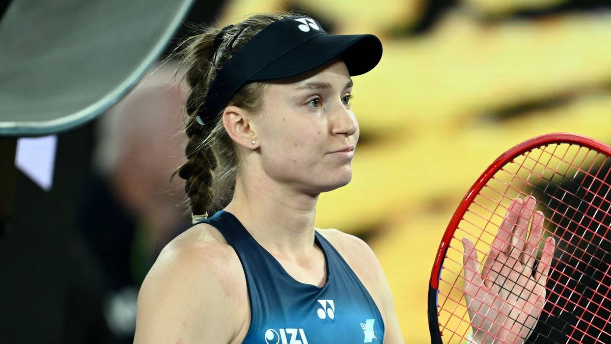 Tenisistka trzymająca rakietę tenisową, przygotowująca się do odbicia piłki.