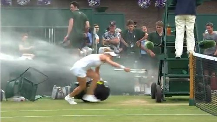 Śmigus-dyngus w Wimbledonie. Tenisiści uciekli z kortu (WIDEO)