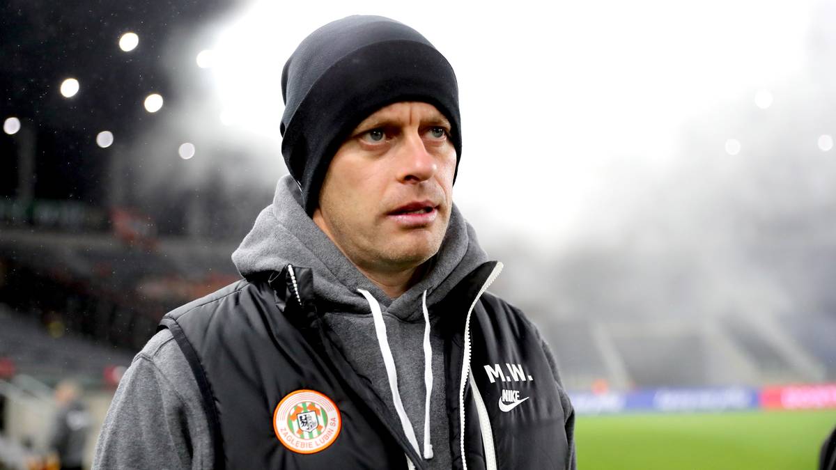 Mężczyzna w czapce i kamizelce sportowej na stadionie