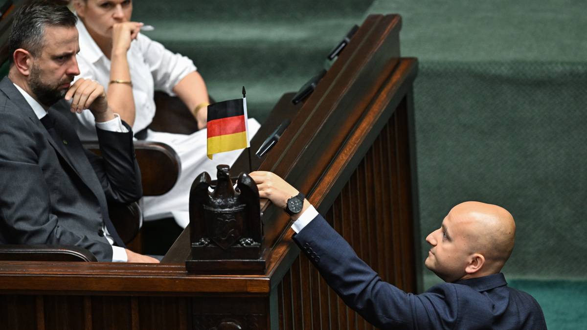 Awantura w Sejmie. Poseł Matecki pojawił się z niemiecką flagą
