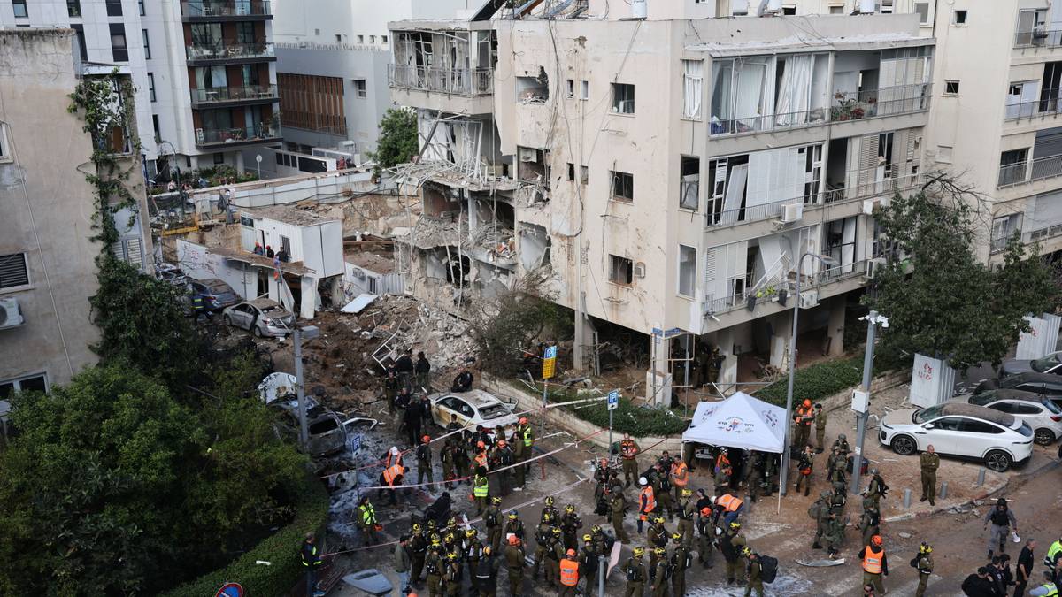 Zniszczony budynek otoczony przez ratownik&oacute;w i wojsko po ataku