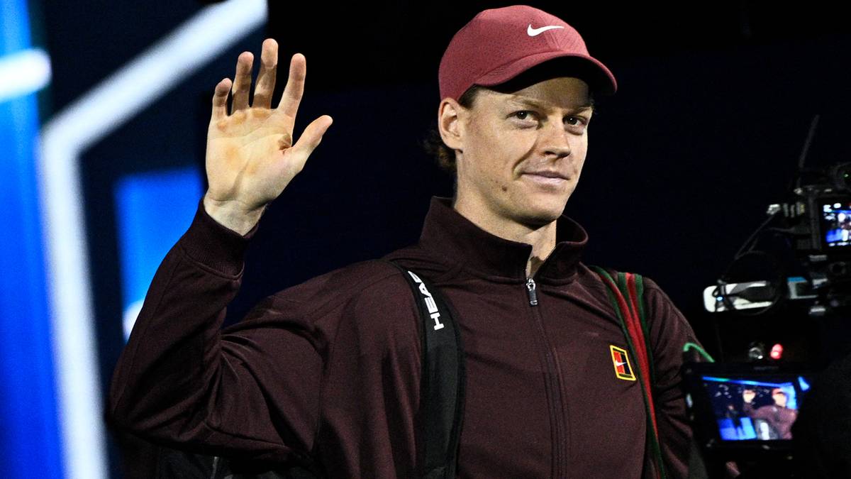 Jannik Sinner pozdrawia publiczność