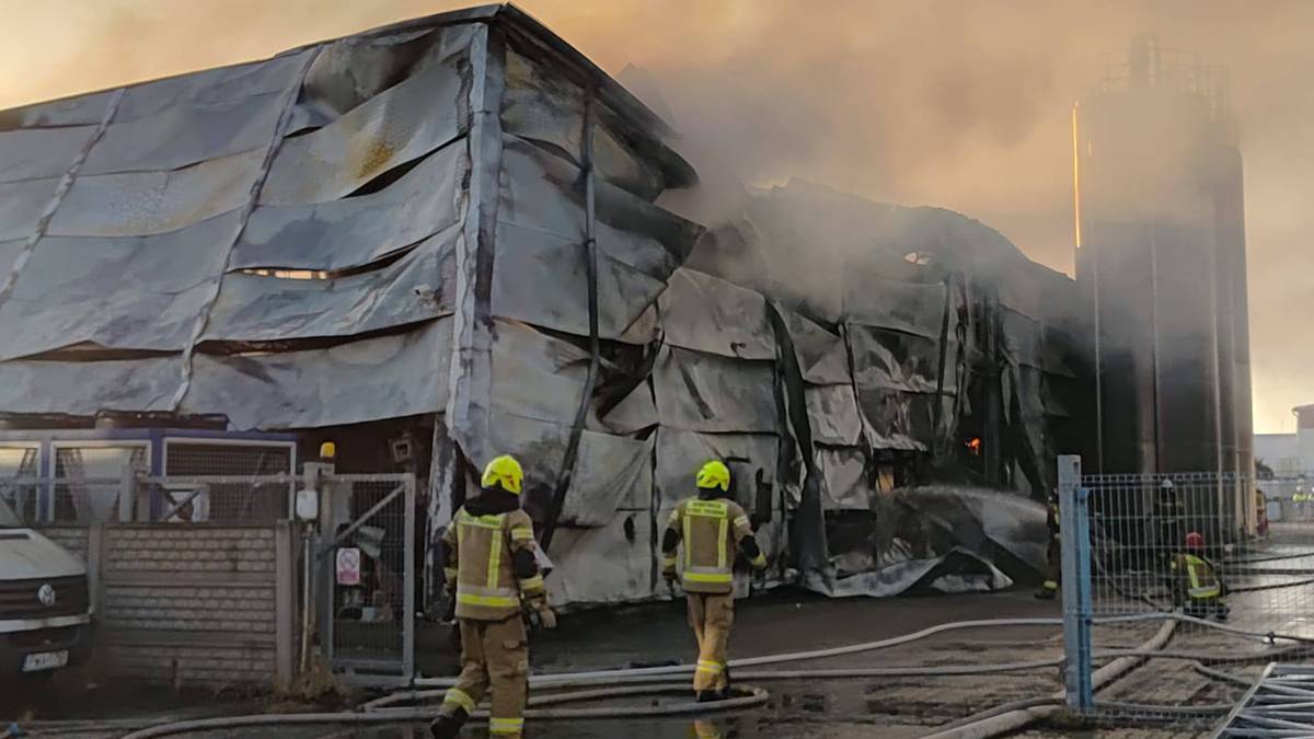 Hala stanęła w płomieniach. Rozesłano alert RCB, "nie otwieraj okien"