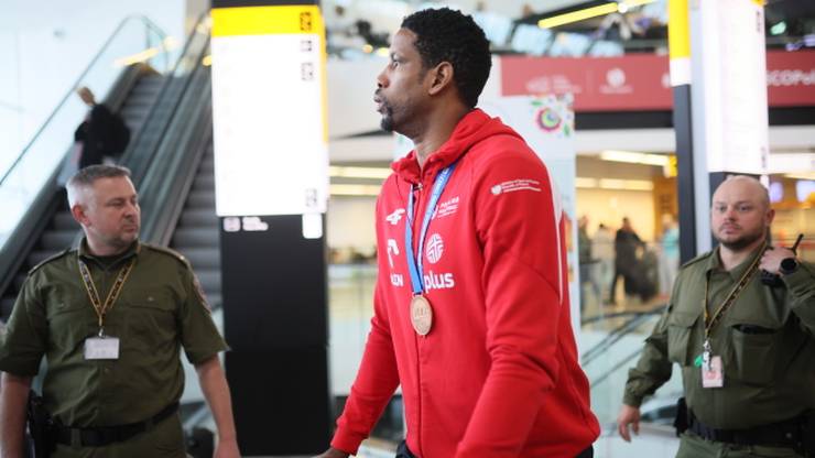 Polscy siatkarze wrócili z Filipin. Zostali przywitani na lotnisku