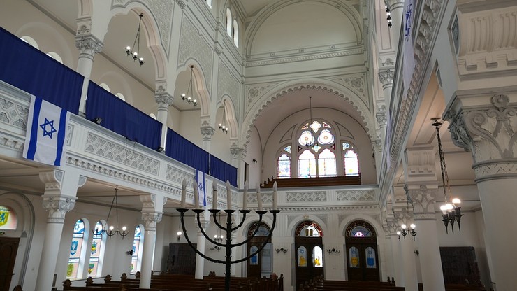Na budynku dawnej synagogi na Węgrzech namalowano swastyki