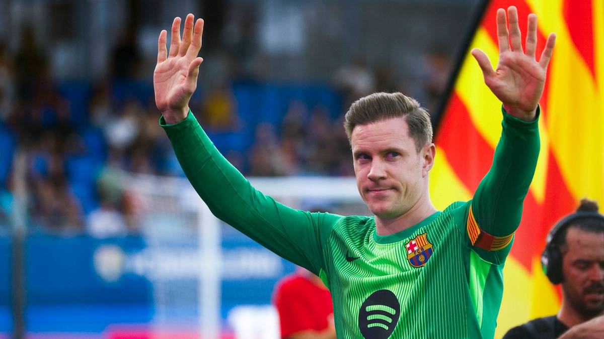 Bramkarz Marc-Andre ter Stegen w zielonej koszulce z podniesionymi rękami.